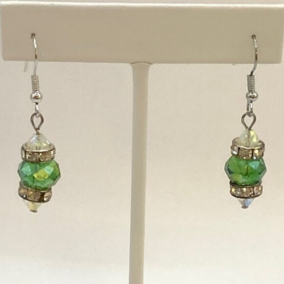 Short Emerald Green Crystal Bead Handmade Earrings New J752 - Picture 3 of 6